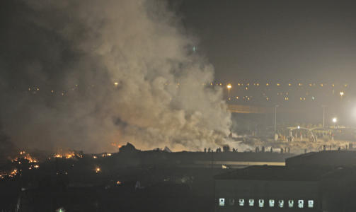 I FYR OG FLAMME: R�ykskya sto etter at et amerikansk transportfly styrtet i n�rheten av en trafikkert motorvei i Dubai. Foto: AP/Kamran Jebreili
