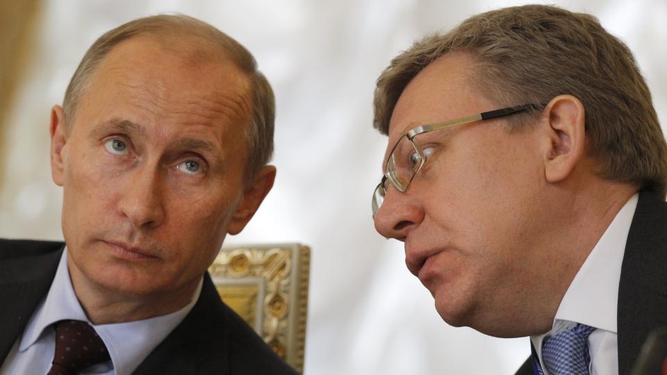 GODE R�D ER DYRE: Russlands statsminister og tidligere president Vladimir Putin sammen med finansminister Alexej Kudrin. Foto: AP