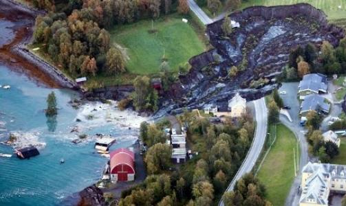 SKAPTE ET KRATER: I l�pet av minutter skapte jordskredet et stort krater i lokalsamfunnet i Troms. Foto: Marius Fiskum