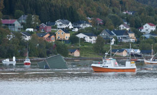 HUS BLANT B�TER: Dette ble det merkelige synet etter at to hus ble feid rett ut p� havet. Foto: Knut Jenssen