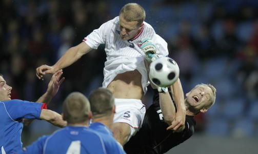 KAPTEINEN TOK ANSVAR:
Brede Hangeland stanger inn 1-1 i EM-kvalifiseringskampen mellom Island og Norge p� Laugardalsv�llur i Reykjavik fredag.
Foto: Erlend Aas / Scanpix