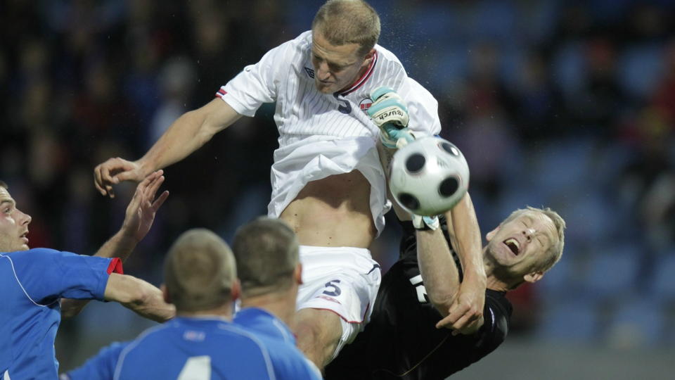 VAR REDD DOMMEREN SKULLE ANNULLERE: Brede Hangeland fryktet dommeren skulle bl�se frispark for angrep p� keeper i denne situasjonen. Men han mente pipebl�seren gjorde helt rett i � godkjenne Norges 1-1-m�l. 
Foto: Erlend Aas / Scanpix