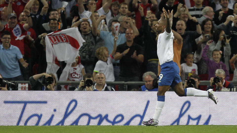 NY OPTIMISME: Kanskje glemte England-fansen noe av VM-sorgen etter at Jermain Defoe scoret hattrick da England slo Bulgaria 4-0 p� Wembley i dag.Foto: Ian Kington, AFP/Scanpix