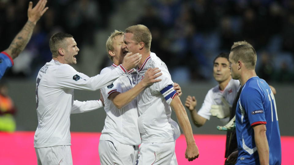 GRUPPELEDERE: Kjetil W�hler og Steffen Iversen jubler med Brede Hangeland etter 1-1-m�let p� Laugardalsv�llur i Reykjavik. Jubelen steg ytterligere da gutta fikk h�re at Kypros kapret poeng borte mot Portugal i kveld. Foto: Erlend Aas, Scanpix