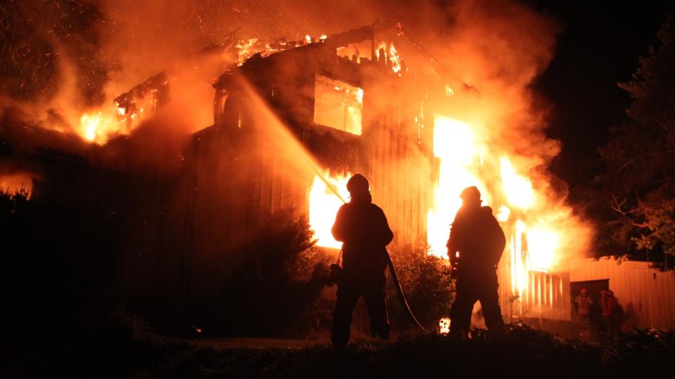  TOTALSKADD:  Huset til storfamilien p� 11 i Gallebergveien i Sande brant ned til grunnen i natt. FOTO: OLE CHRISTIAN NORDBYE, EIKERFOTO.