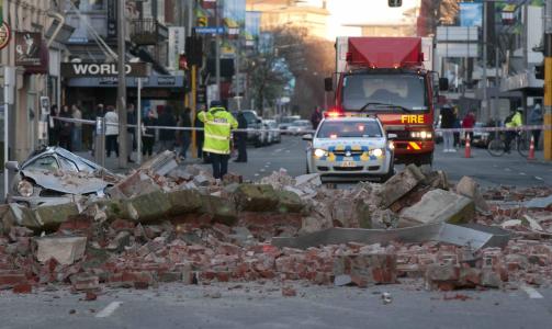 DOWNTOWN:  Biler knust og gater stengt av raste fasader i Christchurch i dag - her i Lichfield Street, en av hovedgatene. FOTO: DAVID ALEXANDER, EPA/SCANPIX.