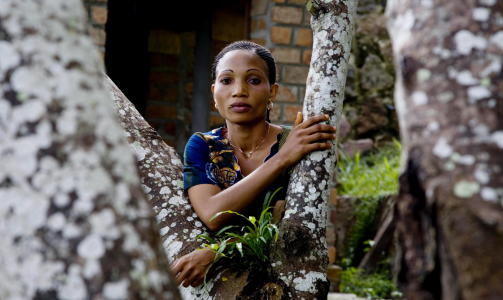 VIL FORHANDLE:  Bibiche Olendjeke er enke etter avd�de Abedi Kasongo. I familier�d har hun og familien bestemt at de er villige til � forhandle. Foto: Tore Bergsaker