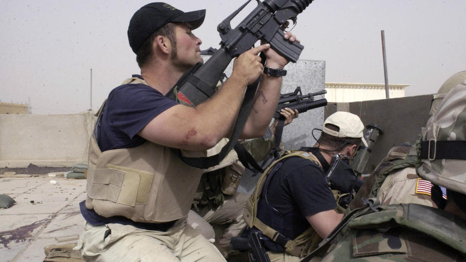 FIKK MILLIONKONTRAKTER: Det omstridte sikkerhetsselskapet Blackwater Worldwide opprettet 30 selskaper som skalkeskjul for � f� kontrakter fra det amerikanske milit�ret verdt flere millioner dollar. Foto: AP Photo/Gervasio Sanchez