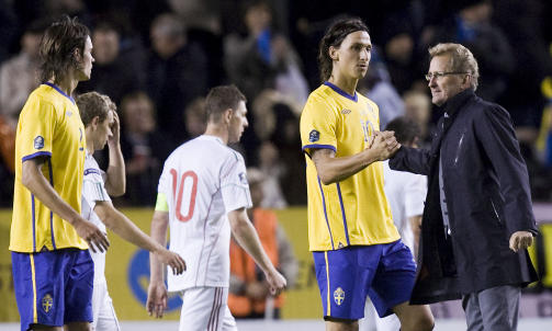 GOD START: Erik Hamr�n takker Zlatan for jobben etter at den f�rste trepoengeren er i havn i EM-kvaliken. Til venstre RBKs Mikael Lustig. Foto: Jonathan Nackstrand, AFP/Scanpix