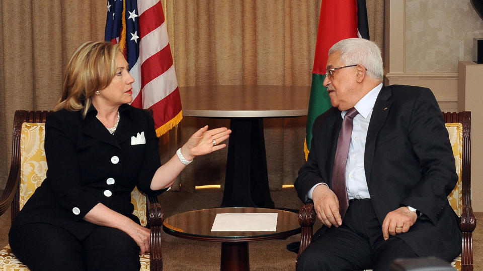 �VER PRESS: USAs utenriksminister Hillary Clinton i samtale med palestinernes president Mahmoud Abbas. Foto: Scanpix