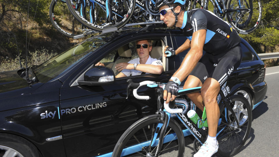 REISER HJEM: Juan Antonio Flecha i samtale med Team Sky-direkt�r Sean Yates under g�rsdagens etappe. Flecha br�t p� grunn av sykdom. Seinere trakk laget seg fra Spania Rundt etter at mass�ren Txema Gonz�lez d�de p� sykehus. Foto: Felix Ordonez, Reuters/Scanpix