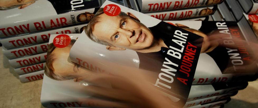 Kastet egg og sko mot Blair under boksignering