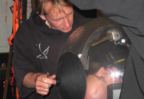 ENTUSIASTER: M�let er at Peter Madsen (venstre) skal skytes opp i verdensrommet. Her pr�vesitter Kristian von Bengtson den hjemmelagde raketten. I morgen er det klart for en testoppskyting. Foto: Copenhagen Suborbitals