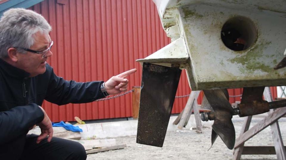 DRAMATISK: B�de roret og skroget fikk skader i sammenst�tet med hvalen. Foto: Kjell Fr. Bj�rk