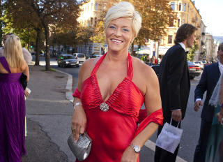 R�D P� R�D L�PER: Ogs� Siv Jensen mente Terje Schr�der var ytterst vakker i brudekjole. Foto: Sigurd Fandango/Dagbladet