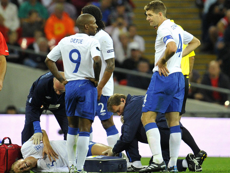 STYGGE SCENER: Michael Dawson ble liggende i gresset i voldsomme smerter etter at kneet hans kollapset i g�rsdagens kamp mot Bulgaria. Heldigvis for Spurs-midtstopperen, var ikke skaden like alvorlig som f�rst fryktet, men Harry Redknapp har n� tynt med alternativer i forsvaret.Foto: SCANPIX/REUTERS/Toby Melville