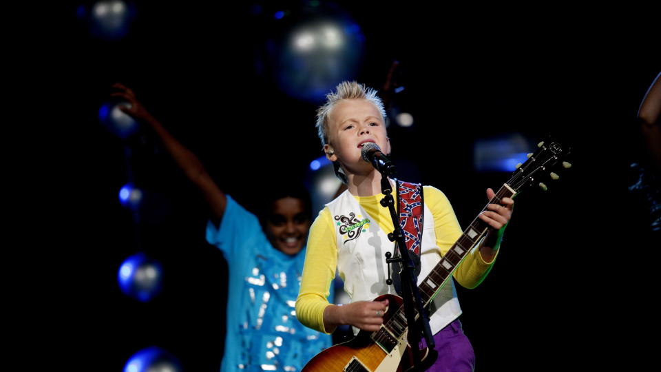 FIRE KJEMPER: Torstein Snekvik (10) kommer fra Surnadal i M�re og Romsdal og er med i MGP jr 2010 med melodien Svikter aldri igjen. Her under generalpr�ven til Melodi Grand Prix Junior i Oslo spektrum l�rdag kveld. 
Foto: Kyrre Lien / Scanpix