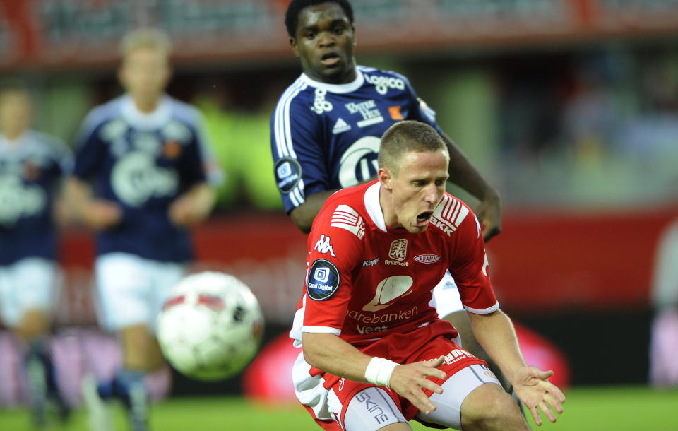 Bergen  20100830.
Branns Jan Gunnar Solli i kamp med Vikings Christian Landu Landu  i eliteseriekampen i fotball mellom Brann og Viking  p� Brann stadion mandag kveld. Kampen endte uavgjort 3-3. Brann i r�de drakter. 
Foto: Marit Hommedal / SCANPIX