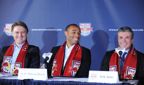 HARDTSATSENDE: Sportsdirekt�r Erik Sol�r (t.h.) har v�rt medvirkende til � lokke store fotballnavn som Thierry Henry og Rafael Marquez til New York Red Bulls. N� h�per han ogs� � kunne overtale Branns Jan Gunnar Solli. Foto: SCANPIX/AFP PHOTO/Stan Honda