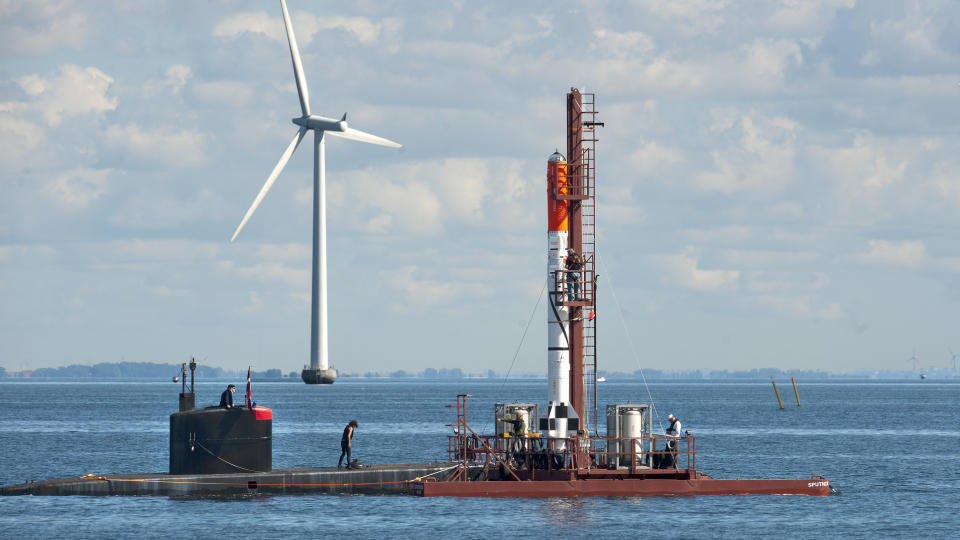 KLARE FOR TESTOPPKSYTING:   Entusiastene bak verdens f�rste amat�roppskyting til verdensrommet gj�r klar for testoppskyting. Foto: EPA