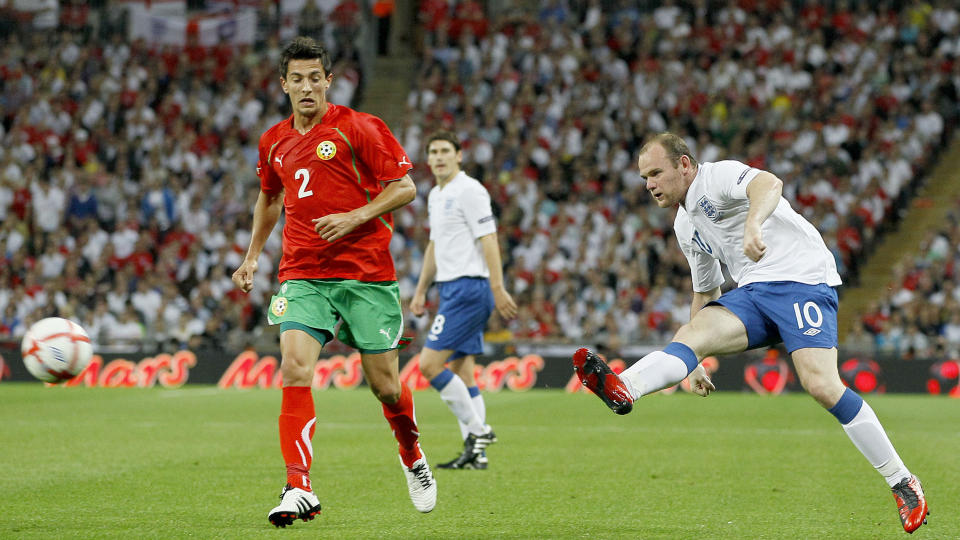 OPPTUR: Wayne Rooney gjorde en god kamp for England mot Bulgaria p� fredag. To dager seinere avsl�res en p�st�tt utroskap - med en prostituert mens kona var gravid - i engelske aviser.  Foto: Kirsty Wigglesworth, AP/Scanpix