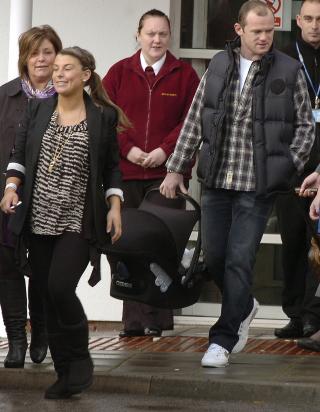 NYBAKTE FORELDRE: Coleen og Wayne Rooney forlater sykehuset med s�nnen Kai dagen etter at han ble f�dt, i starten av november i fjor. Rooney skal ha sluttet � treffe prostituerte Jennifer Thompson i oktober. Foto: Nigel Roddis, Reuters/Scanpix