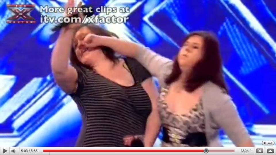 RETT H�YRE: Da Lisa Parker ble for frekk p� scenen, dro Abbey Johnston til bestevenninna. Kranglen fortsatte p� bakrommet. Skjermdump: ITV