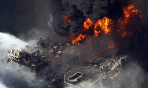  INFERNO:  Boreplattformen The Deep Water Horizon sette fra lufta 21. april - dagen etter den katastrofale lekkasjen fra oljebr�nnen i Mexicogolfen.  FOTO: REUTERS/SCANPIX.