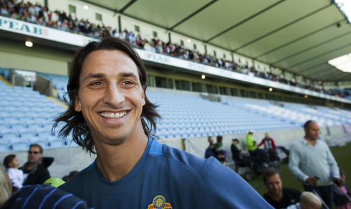 FOLKEFEST: N�rmere 6000 tilskuere stilte opp p� tribunen p� Swedbank Stadion i Malm� da byens store s�nn, Zlatan Ibrahimovic, trente der med det svenske landslaget i dag. Foto: Andreas Hillergren, Scanpix