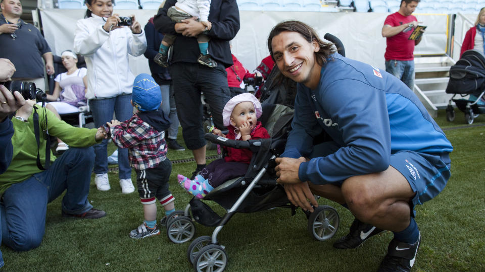 LOT DE SM� BARN KOMME TIL SEG: Zlatan tok seg tid til � hilse p� sm� og store fans da han trente i Malm� i dag. - Det er bra man har egne barn, s� man vet hvordan man gj�r det n�r man skal holde dem, sier Zlatan. Foto: Andreas Hillergren, Scanpix