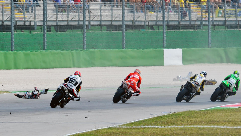 D�DSULYKKE: Shoya Tomizawa (t.v.) d�de av skadene han p�dro seg etter � ha falt av sykkelen og blitt p�kj�rt av to andre ryttere under dagens San Marino Grand Prix i roadracing. Foto: Andreas Solaro, AFP/Scanpix