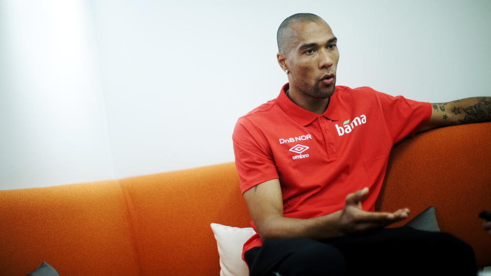 SPILLESUGEN: John Carews kne er bedre enn p� lenge, og spissen er klar til � bidra for Norge igjen om han blir valgt. Spisskollega Moas f�rste landslagsm�l fikk han imidlertid ikke sett direkte.Foto: KYRRE LIEN/SCANPIX