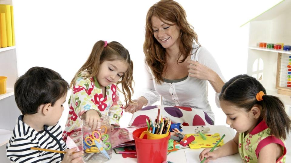 LIKESTILLING: Jenter og gutter tildels stereotype roller i barenhagen. FOTO: Istockphoto.com