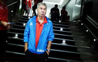 TENKER: Landslagstrener Egil Drillo Olsen gir neppe ut laget til pressen f�r kampdagen tirsdag.
Foto: Kyrre Lien / Scanpix
