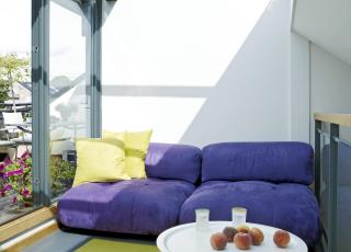 30 �R GAMMEL SOFA: Den italienske sofaen p� messaninen er 30 �r og lever videre med nytt trekk. Bordet fra David Design best�r av understell med en avtagbar plate som ogs� kan brukes som fat. Foto: Sveinung Br�then