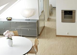 IKKE OVERLESSET: Kontorskapet fra USM brukes b�de til cd-plater og til kj�kkenartikler. Det runde spisebordet fra Vitra s�rger for at alle har kontakt med hverandre rundt bordet. Spisestolene Scandia Jr. er fra
1954 og produseres av Fjordfiesta Foto: Sveinung Br�then