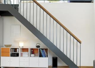 ARKITEKTTEGNET: Leiligheten, trappen inkludert, er tegnet av Mellbye arkitekter. Trappen binder sammen stuen med mesaninen. P� grunn
av glasstaket fungerer den i praksis som en innend�rsbalkong. Foto: Sveinung Br�then