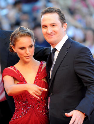 MED REGISS�REN: Natalie Portman og Darren Aronofsky p� den r�de l�peren i Venezia. Foto: SCANPIX