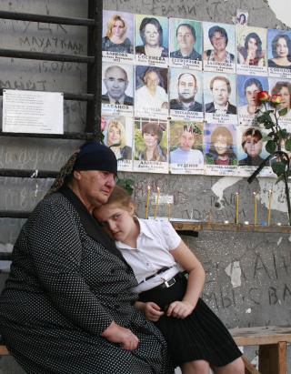 TRAUMER: Fortvilelsen er fortsatt stor i Beslan, seks �r etter terrorangrepet som rammet byen. Mange p�r�rende mener de ikke har f�tt ordentlig svar p� det som skjedde. Foto: REUTERS/SCANPIX