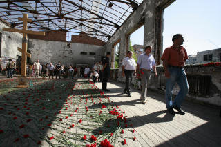 MINNESMERKE: 1. september 2004 var over 1000 mennesker samlet i Skole 1 i Beslan for � markere det nye skole�ret. De ble tatt som gisler, og over 330 ble drept og mange hundre s�ret. Mandag f�r barna i Beslan en ny skolebygning. Den gamles skolen er i dag minnesmerke, og p� seks�rsdagen forrige uke ble det holdt minnemarkering her. Foto: REUTERS/SCANPIX