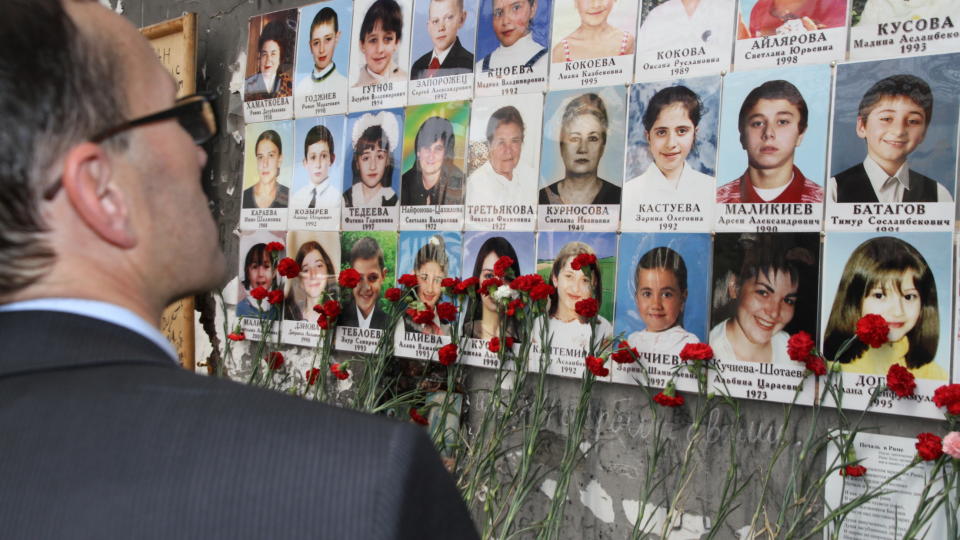 NY SKOLE: Statssekret�r Espen Barth Eide bes�kte i dag minnekirkeg�rden i Beslan. For seks �r siden angrep terrorister Skole nummer 1, og over 330 mennesker ble drept. Norge har gitt 10 millioner kroner til en ny skole, som �pner mandag. Foto: Utenriksdepartementet / Scanpix