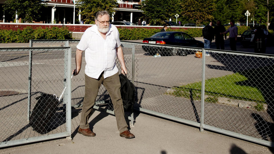 P� VEI TIL LANDSM�TET: Her ankommer hovedkasserer og daglig leder Kjell Gunnar Larsen SOS Rasismes landsm�te p� L�renskog i helgen. Foto: Sigurd Fandango/Dagbladet