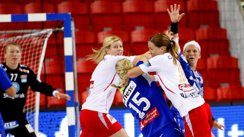 DEBUTERTE: Gro Hammerseng og Cecilie Leganger debuterte i kveld for Larvik. Foto: TORBJ�RN BERG