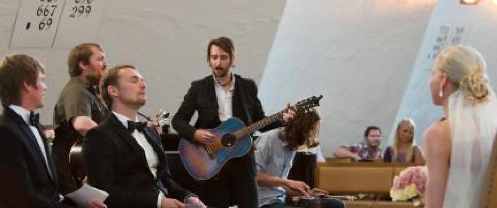 Her synger Band of Horses i bryllupet til Elin (27) og Nj�l (31)