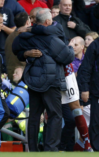 POPUL�R: Men ingen f�r like mye skryt som Villas midlertidige l�sning, Kevin MacDonald.Foto: SCANPIX/AP/Akira Suemori