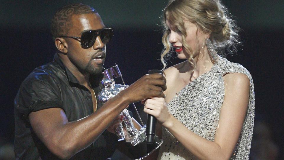 SKANDALE: Kanye West kom p� scenen og tok mikrofonen fra Taylor Swift og sa han mente Beyonce burde hatt hennes pris p� MTV Video Music Awards i New York for et �r siden. Arkivfoto: AP Photo/Jason DeCrow/Scanpix