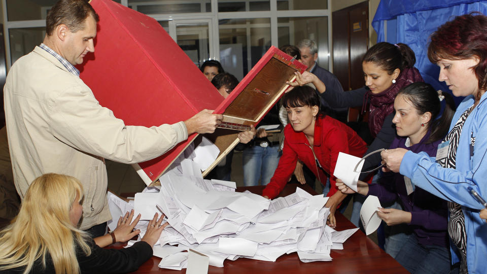 MISLYKKET: S�ndag skulle Moldova ved en folkeavstemningen avgj�re om landet skal innf�re direktevalg p� president, men oppslutningen var s� lav at avstemningen ikke kunne godkjennes. Foto: REUTERS/Gleb Garanich/Scanpix