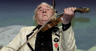 PÅ FELA: Ludvig Eikaas feiret 80-årslag på Jølster. Han var en dyktig hardingfelespiller. Foto: Espen Rasmussen PÅ FELA: Ludvig Eikaas feiret 80-årslag på Jølster. Han var en dyktig hardingfelespiller. Foto: Espen Rasmussen
