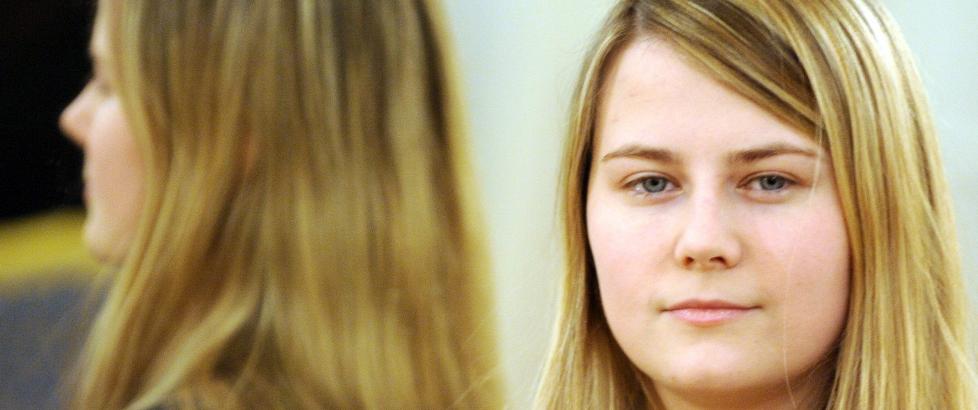  SKANDALE:  Natascha Kampusch satt innesperret i �tte �r. Fortsatt er det mange sp�rsm�l som er ubesvart n�r det gjelder bortf�ringen av 10-�ringen. Foto: EPA/MARCUS BRANDT