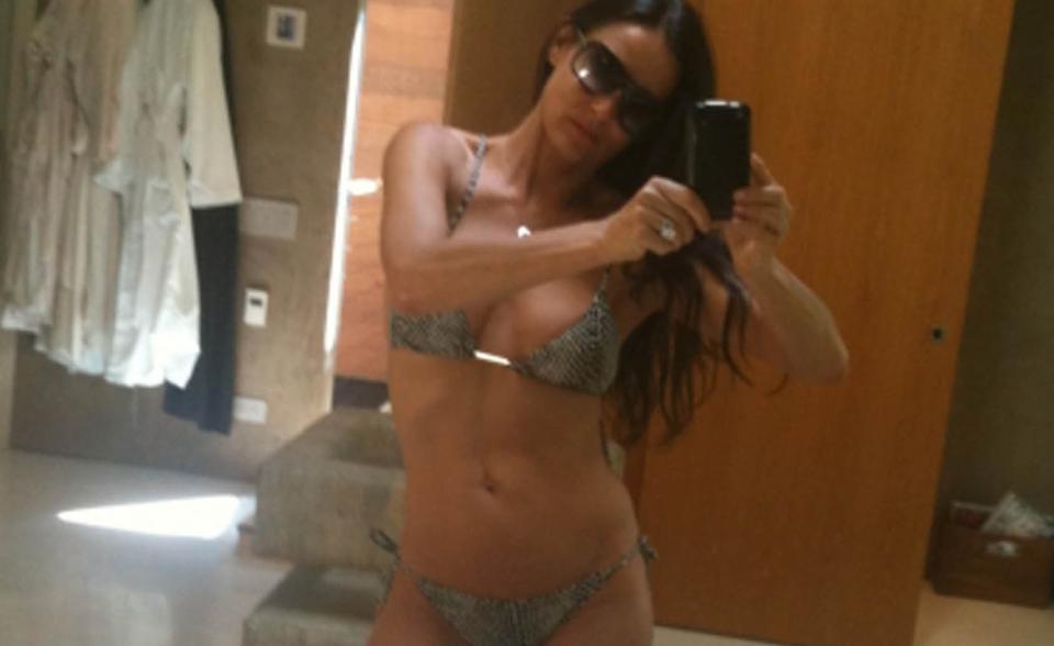 VANLIG FOR EN 47-�RING? Demi Moore er ivrig etter � vise frem sin nye kropp. Dette bildet la hun ut p� Twitter. Foto: STELLA PICTURES